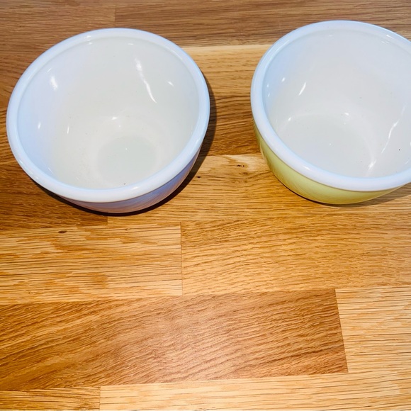 Bee House Yellow White And Blue White Bowls Japan 4.5"  2 Bowls Great Shape - Picture 5 of 5